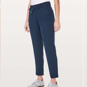 Lululemon 6 True Navy On The Fly Woven 27" 7/8 Wrinkle Free Crop Casual Pants